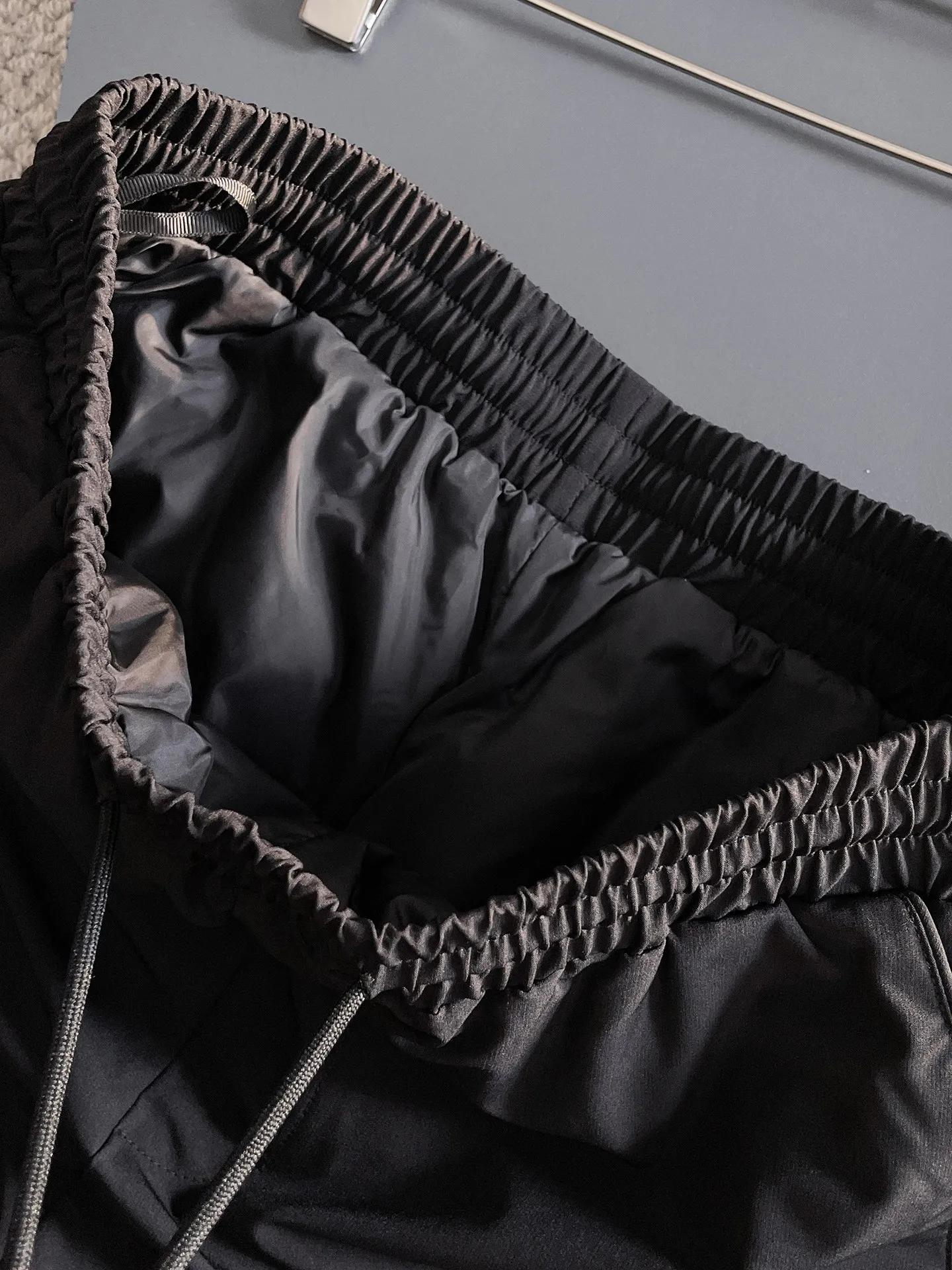 P490 Big Goose 25ss new autumn and winter thickened warm down pants are here🔥A must-have for winter, outdoor windproof, temperature-locking and warm. Made of professional-grade outdoor windproof, waterproof and breathable fabric. Lining is 90% white duck down filling. Lightweight design. Lightweight and warm. Seamless gluing process on the inside. Made of light and bold-proof velvet fabric to effectively prevent velvet running. Original hardware accessories. Classic logo matching. Simple and versatile. The upper body is stylish and not bulky. The style is the same for men and women! Size: M-3XL..